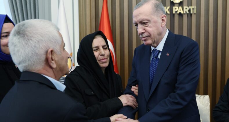 Cumhurbaşkanı Erdoğan, teröristlerin katlettiği Aykut ve Boz ailelerinin yakınlarıyla görüştü