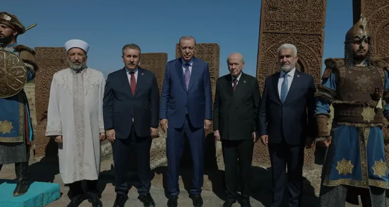 Cumhurbaşkanı Erdoğan Ahlat Selçuklu Meydan Mezarlığını Ziyaret Etti